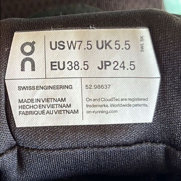 On Running Cloudrunner Waterproof Shoes - W 7.5 - Picture 6 of 12